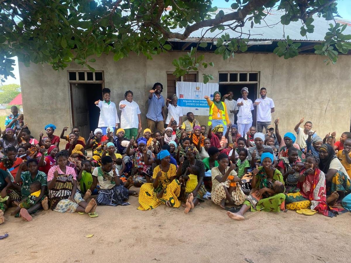 Mães e crianças com a equipa de uma brigada móvel integrada em Mueda