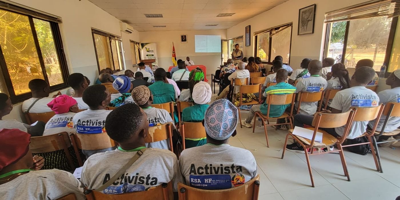 Activistas com camisetas do ESA HF assistem à cerimónia de encerramento